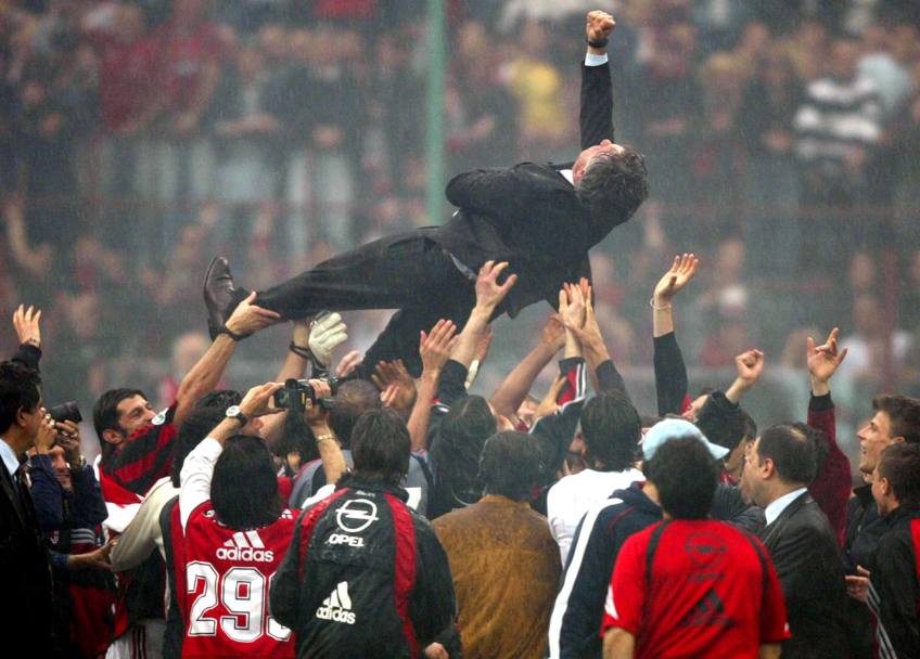 Dopo la coppa, lo scudetto. Il campionato 2003/04 si cuce sulle maglie del Milan. Ancelotti lanciato in cielo dai giocatori. E’ domenica 2 maggio 2004 (Ansa).